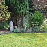Private In Mit Grossem Garten By Interhome Apartament