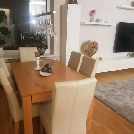 Private In Mit Grossem Garten By Interhome דירה