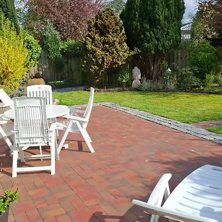 Private In Mit Grossem Garten By Interhome דירה